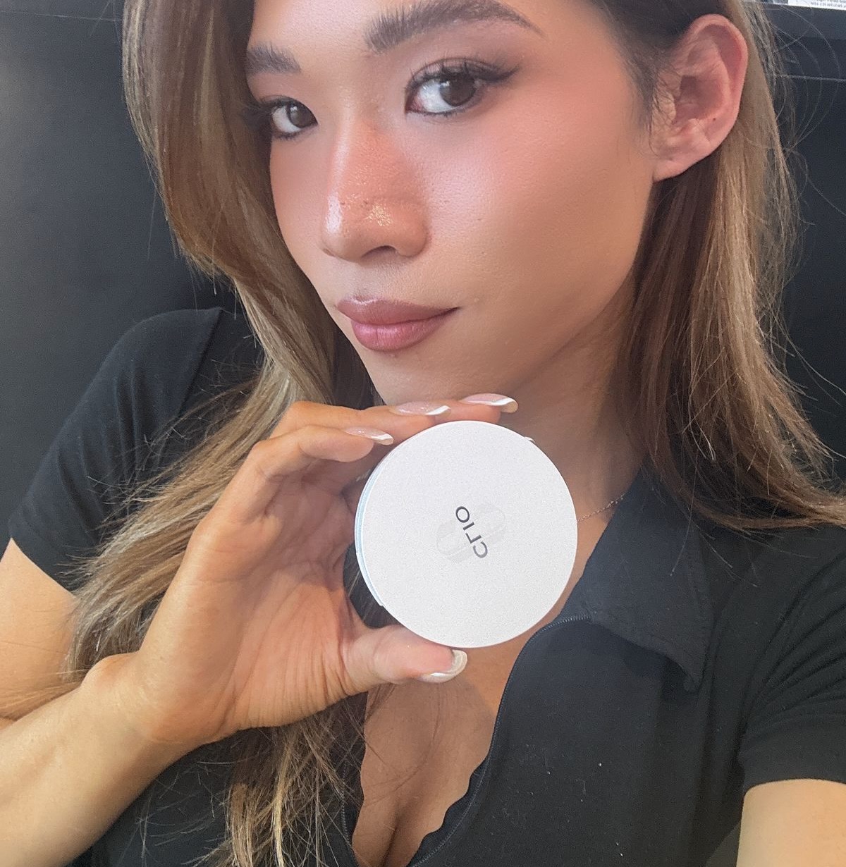 Maddie holding CLIO Stay Perfect Finish Pact