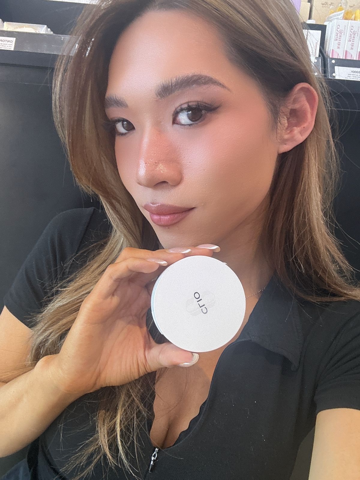 Maddie holding CLIO Stay Perfect Finish Pact