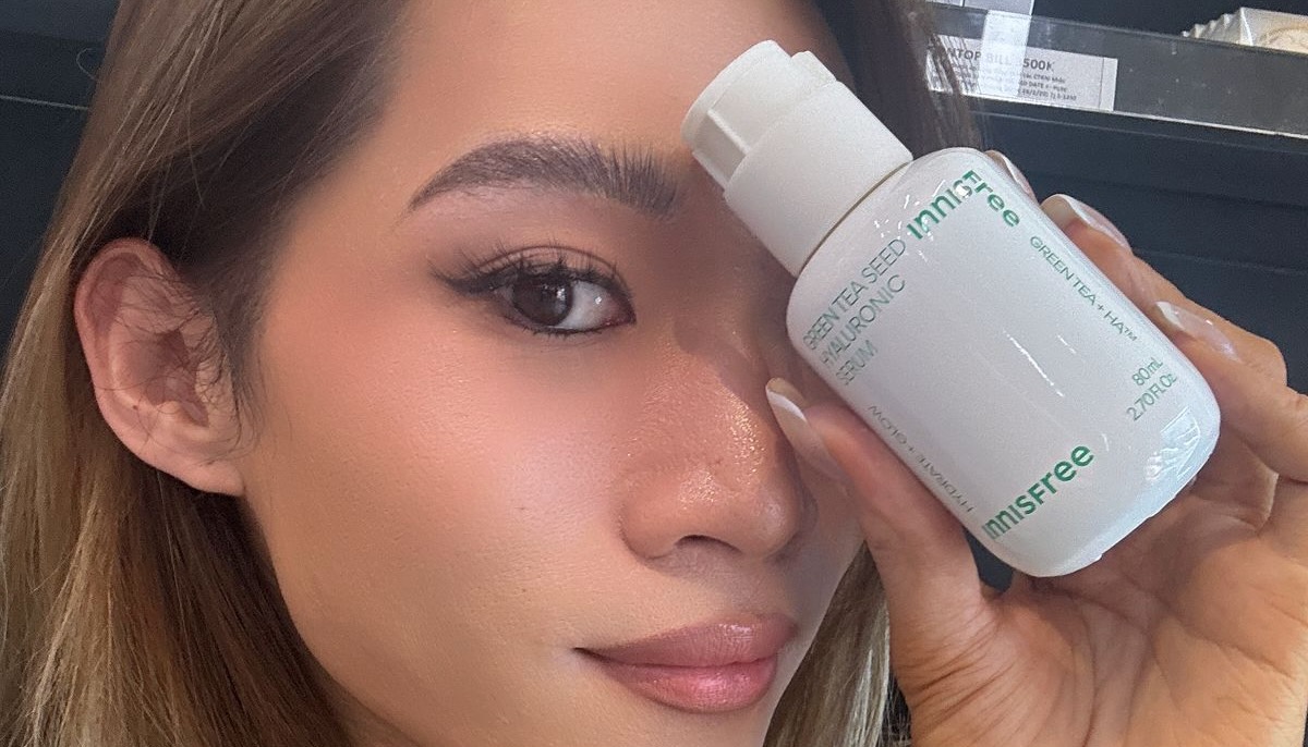 Maddie holding INNISFREE Green Tea Seed Hyaluronic Serum