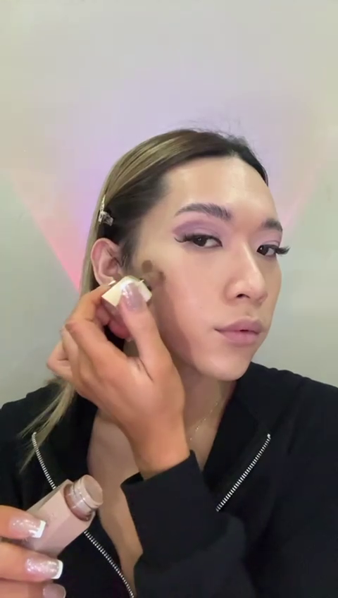 Maddie wearing Sheglam Sun Sculpt Liquid Contour in Hazelnut Latte